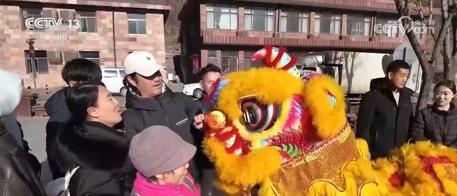 拓印、剪纸、糖画“圈粉”外籍游客 沉浸式感受传统文化体验喜庆中国年 拓印、剪纸、糖画“圈粉”外籍游客 沉浸式感受传统文化体验喜庆中国年