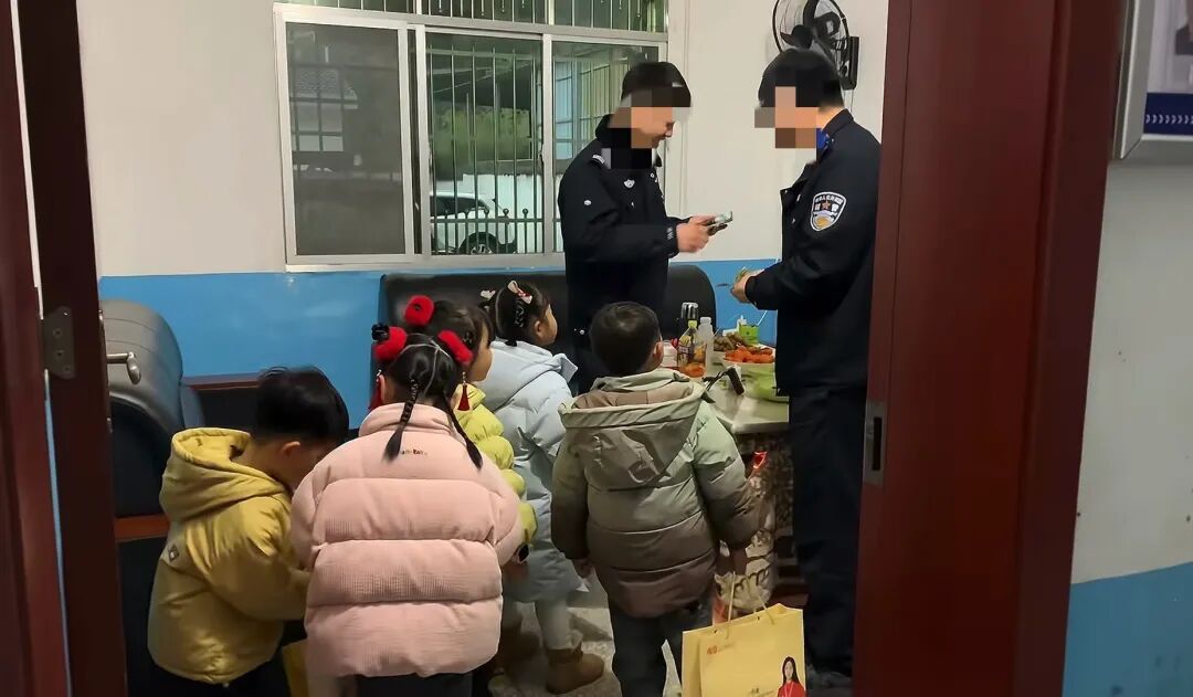 一群小孩去派出所拜年"讨红包"! 民警赶紧兑换零钱