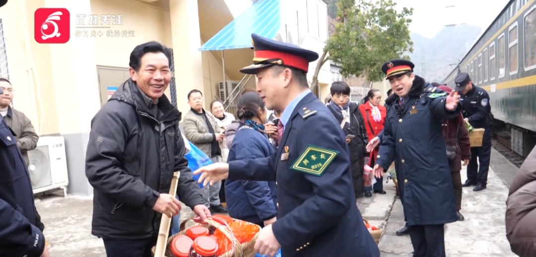 是火车也是超市!贵州这列“村”火车,即使车程7小时,沿途村民补票都要抢着上→ 是火车也是超市!贵州这列“村”火车,即使车程7小时,沿途村民补票都要抢着上→