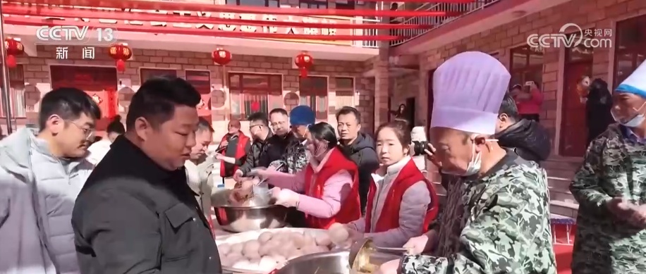 拓印、剪纸、糖画“圈粉”外籍游客 沉浸式感受传统文化体验喜庆中国年 拓印、剪纸、糖画“圈粉”外籍游客 沉浸式感受传统文化体验喜庆中国年