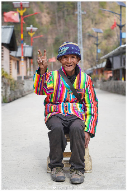 民警6年拍4500张证件照77张全家福