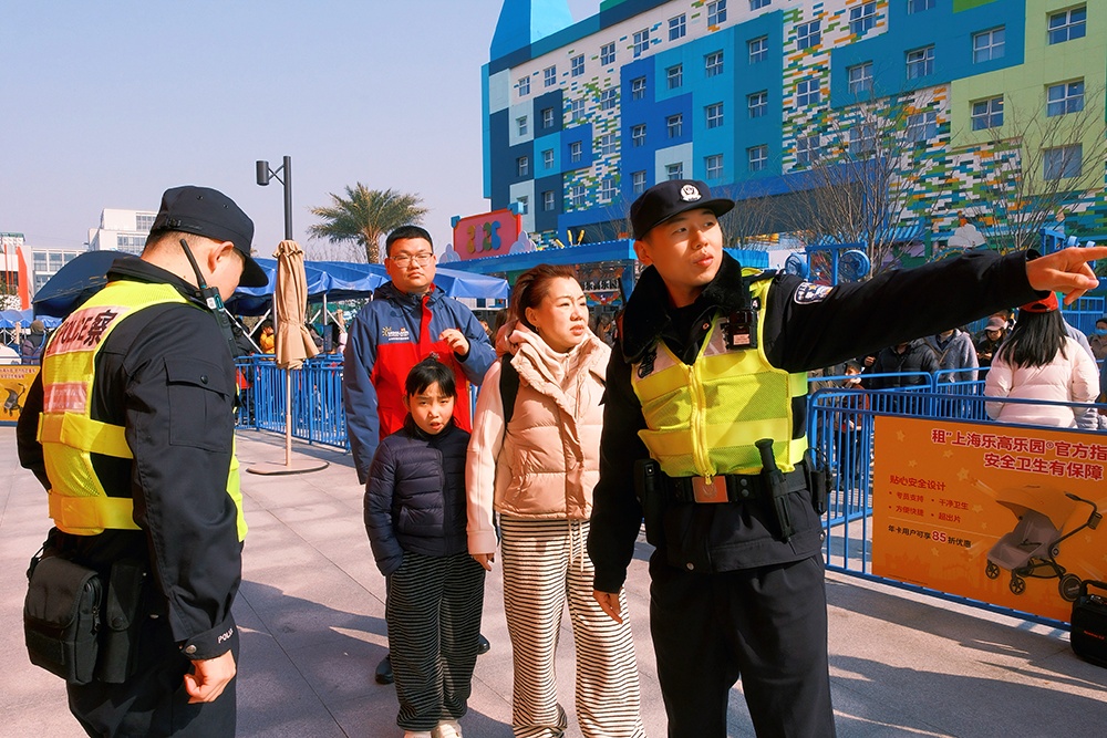 春节假期上海景点迎大客流,警方“一点一方案”保障平稳有序 春节假期上海景点迎大客流,警方“一点一方案”保障平稳有序