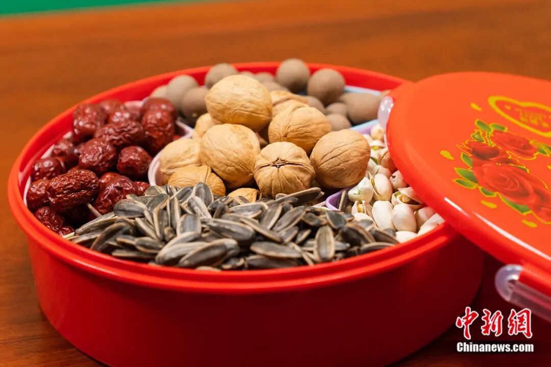 为什么中国人过年总爱“嗑”瓜子?