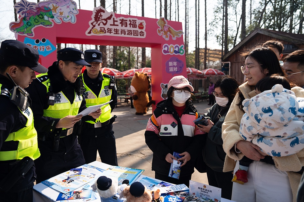春节假期上海景点迎大客流,警方“一点一方案”保障平稳有序 春节假期上海景点迎大客流,警方“一点一方案”保障平稳有序