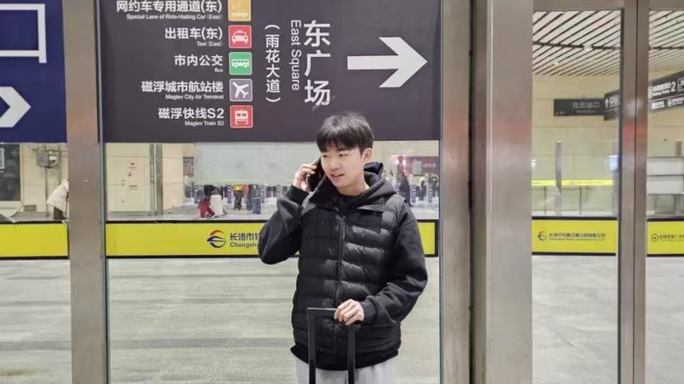 新春走基层丨送给妈妈的一只手镯,圈住长沙南站驶出的爱与团圆 新春走基层丨送给妈妈的一只手镯,圈住长沙南站驶出的爱与团圆