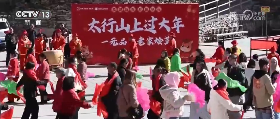 拓印、剪纸、糖画“圈粉”外籍游客 沉浸式感受传统文化体验喜庆中国年 拓印、剪纸、糖画“圈粉”外籍游客 沉浸式感受传统文化体验喜庆中国年