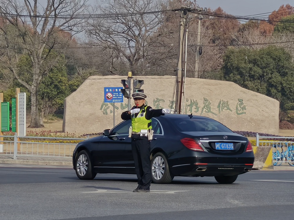 春节假期上海景点迎大客流,警方“一点一方案”保障平稳有序 春节假期上海景点迎大客流,警方“一点一方案”保障平稳有序