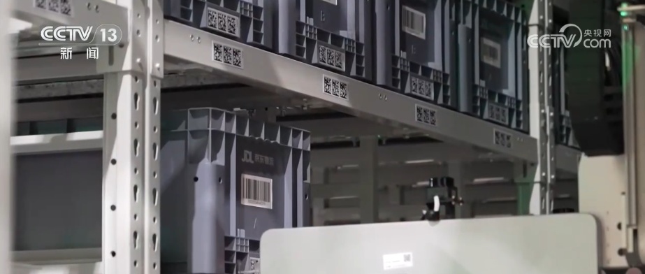 春节“不打烊”年货包裹奔赴千家万户 “机器集群+AI”精准配货省时效