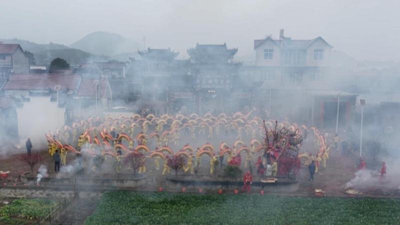 江西彭泽：百米板龙穿村过 千年民俗闹新春