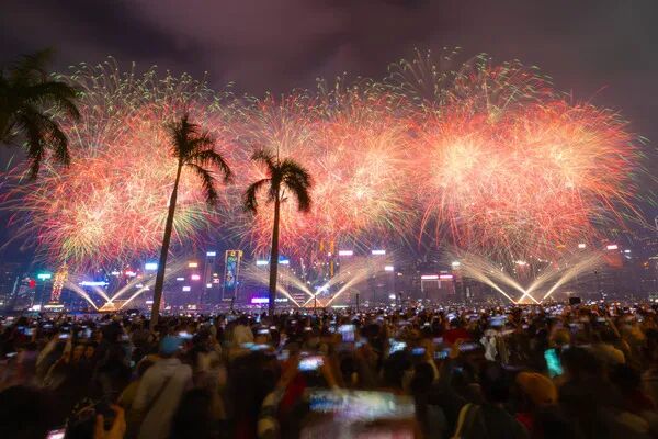 香港贺岁烟花绽放夜空,超36万人齐聚维港两岸 香港贺岁烟花绽放夜空,超36万人齐聚维港两岸