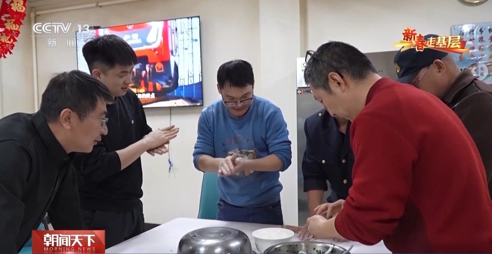 新春走基层丨穿越沙漠戈壁的哈罗铁路 终点站着9名“守路人” 新春走基层丨穿越沙漠戈壁的哈罗铁路 终点站着9名“守路人”