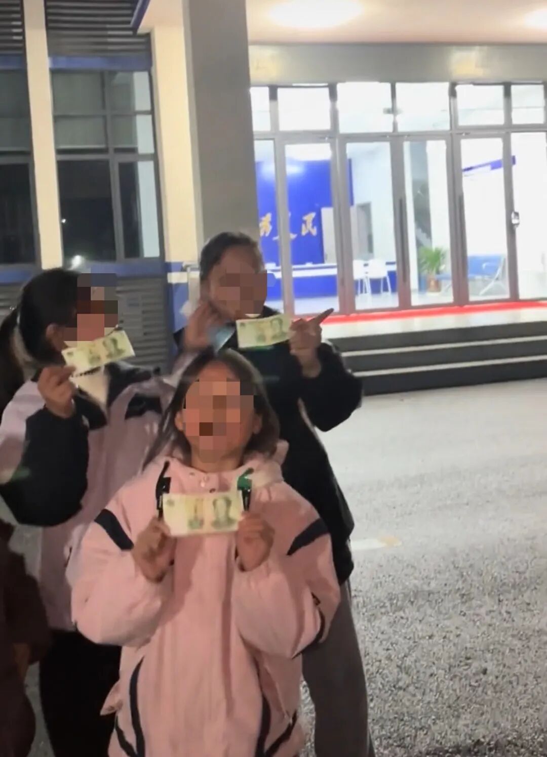 一群小孩去派出所拜年"讨红包"! 民警赶紧兑换零钱