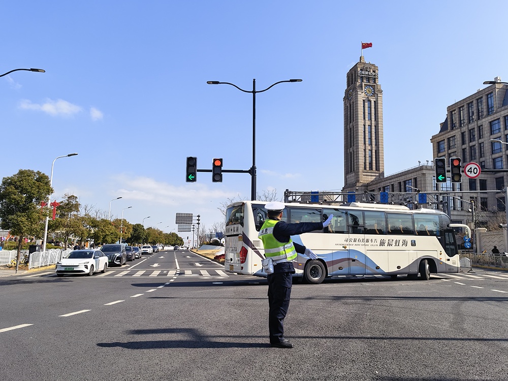 春节假期上海景点迎大客流,警方“一点一方案”保障平稳有序 春节假期上海景点迎大客流,警方“一点一方案”保障平稳有序