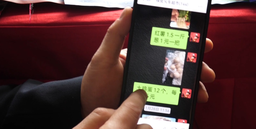 是火车也是超市!贵州这列“村”火车,即使车程7小时,沿途村民补票都要抢着上→ 是火车也是超市!贵州这列“村”火车,即使车程7小时,沿途村民补票都要抢着上→