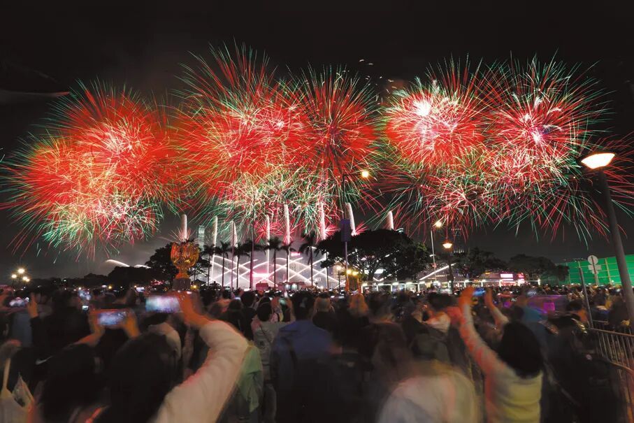 香港贺岁烟花绽放夜空,超36万人齐聚维港两岸 香港贺岁烟花绽放夜空,超36万人齐聚维港两岸