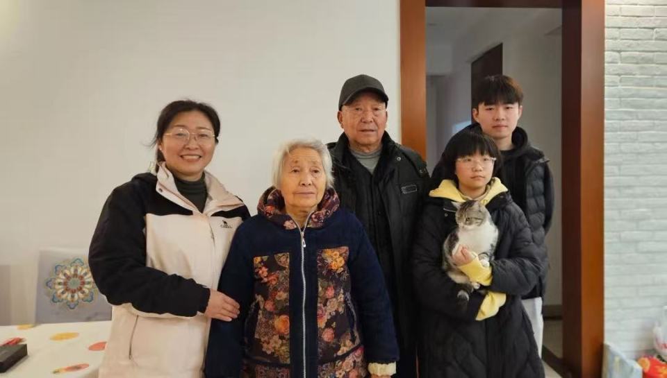 新春走基层丨送给妈妈的一只手镯,圈住长沙南站驶出的爱与团圆 新春走基层丨送给妈妈的一只手镯,圈住长沙南站驶出的爱与团圆