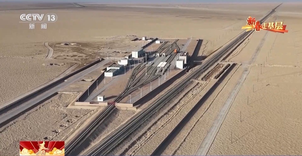 新春走基层丨穿越沙漠戈壁的哈罗铁路 终点站着9名“守路人” 新春走基层丨穿越沙漠戈壁的哈罗铁路 终点站着9名“守路人”