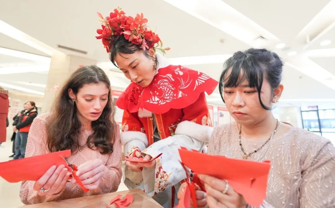 打架子鼓、磨咖啡……这个春节,被中国机器人硬控了! 打架子鼓、磨咖啡……这个春节,被中国机器人硬控了!