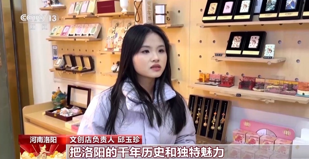 熊猫玩偶也换上马年新衣 这个春节消费市场“新”意十足 熊猫玩偶也换上马年新衣 这个春节消费市场“新”意十足