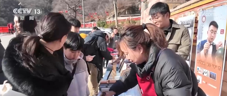 拓印、剪纸、糖画“圈粉”外籍游客 沉浸式感受传统文化体验喜庆中国年 拓印、剪纸、糖画“圈粉”外籍游客 沉浸式感受传统文化体验喜庆中国年