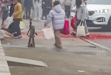 一群小孩去派出所拜年"讨红包"! 民警赶紧兑换零钱