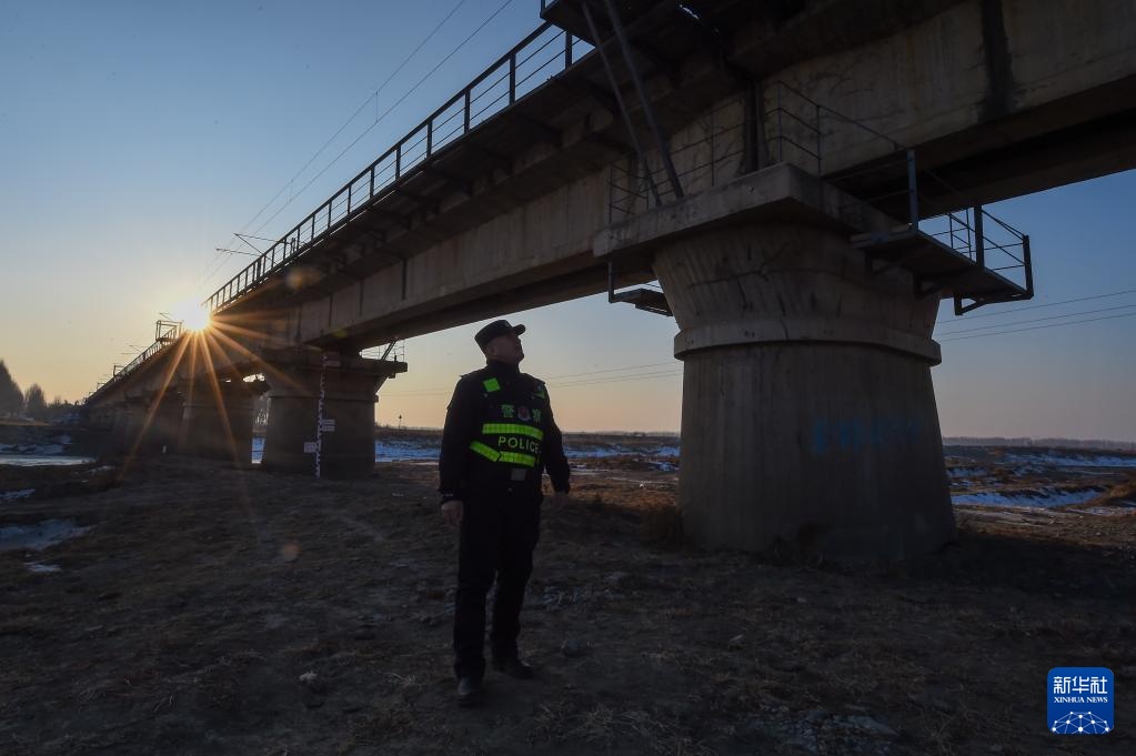 新春守一线 铁警护旅途