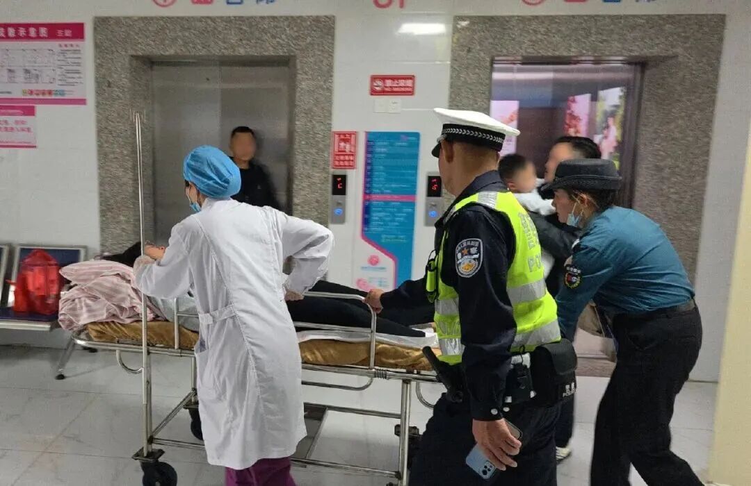 孕妇返乡途中临产，交警火速送医顺利分娩