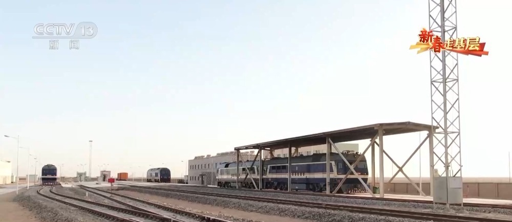 新春走基层丨穿越沙漠戈壁的哈罗铁路 终点站着9名“守路人” 新春走基层丨穿越沙漠戈壁的哈罗铁路 终点站着9名“守路人”