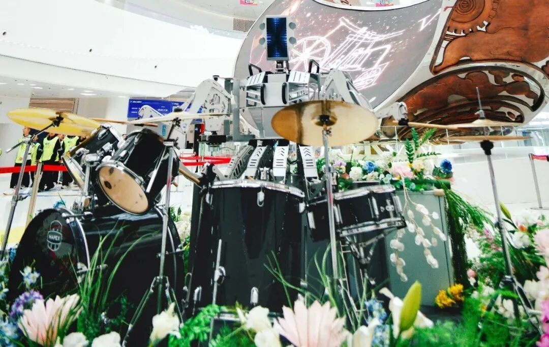 打架子鼓、磨咖啡……这个春节,被中国机器人硬控了! 打架子鼓、磨咖啡……这个春节,被中国机器人硬控了!