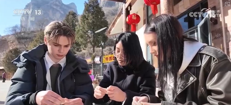 拓印、剪纸、糖画“圈粉”外籍游客 沉浸式感受传统文化体验喜庆中国年 拓印、剪纸、糖画“圈粉”外籍游客 沉浸式感受传统文化体验喜庆中国年