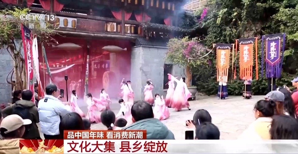 熊猫玩偶也换上马年新衣 这个春节消费市场“新”意十足 熊猫玩偶也换上马年新衣 这个春节消费市场“新”意十足