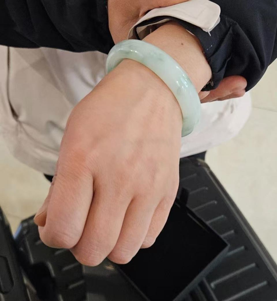 新春走基层丨送给妈妈的一只手镯,圈住长沙南站驶出的爱与团圆 新春走基层丨送给妈妈的一只手镯,圈住长沙南站驶出的爱与团圆