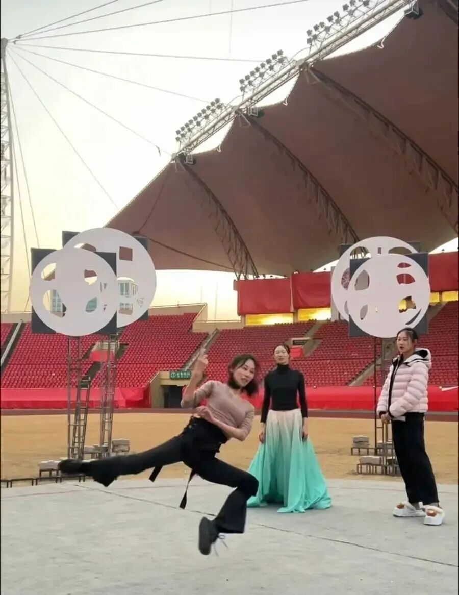 她抗癌归来,第5次登上春晚! 她抗癌归来,第5次登上春晚!