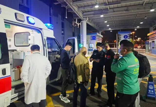 大年初二凌晨,深圳皇岗口岸上演“生命接力” 大年初二凌晨,深圳皇岗口岸上演“生命接力”