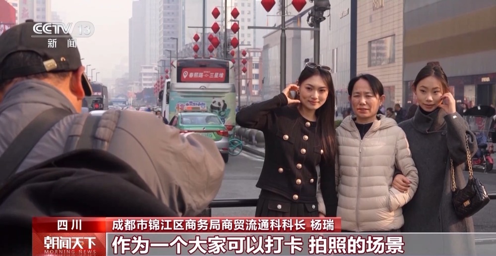 熊猫玩偶也换上马年新衣 这个春节消费市场“新”意十足 熊猫玩偶也换上马年新衣 这个春节消费市场“新”意十足