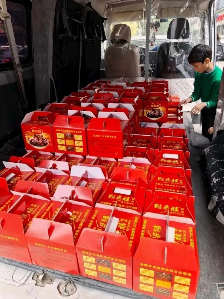 一天2000斤都不够卖!杭州这里忙得热火朝天,有人坐3小时的车赶来… 一天2000斤都不够卖!杭州这里忙得热火朝天,有人坐3小时的车赶来…