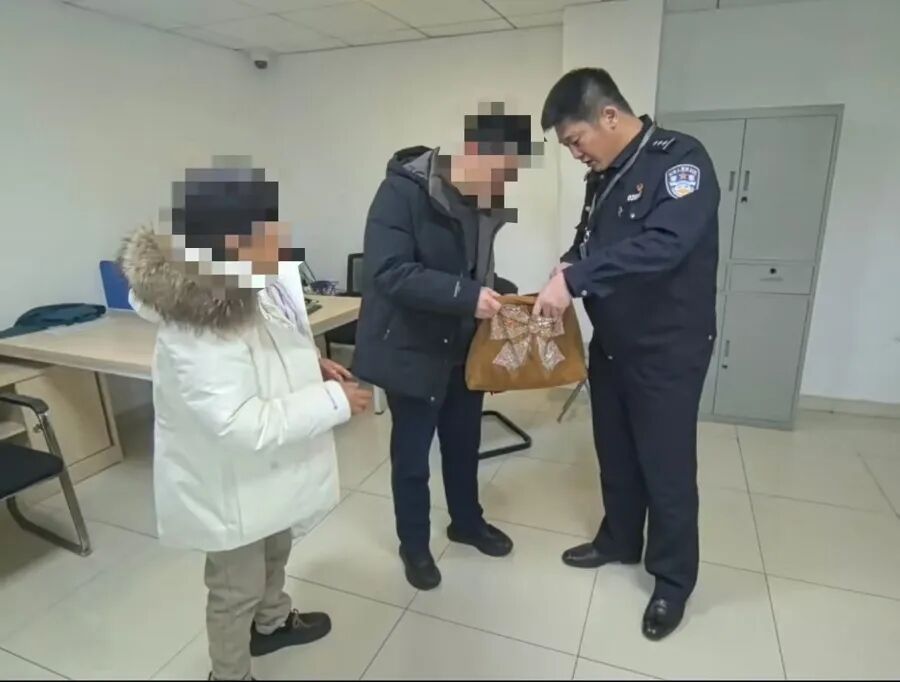 结棍！上海爷叔除夕夜捡到7万多红包，4个娃的压岁钱物归原主...