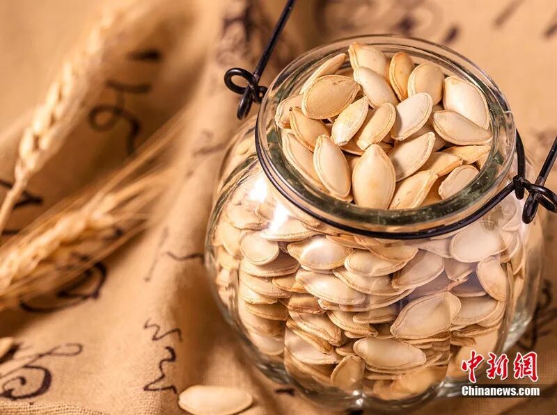 为什么中国人过年总爱“嗑”瓜子?