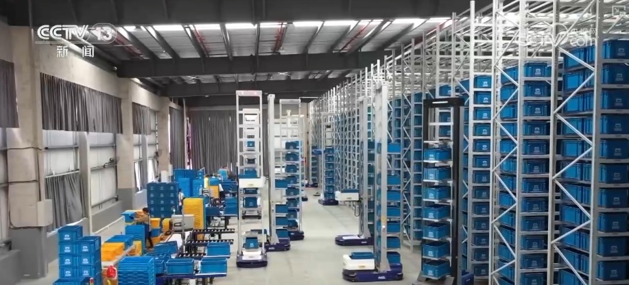 春节“不打烊”年货包裹奔赴千家万户 “机器集群+AI”精准配货省时效