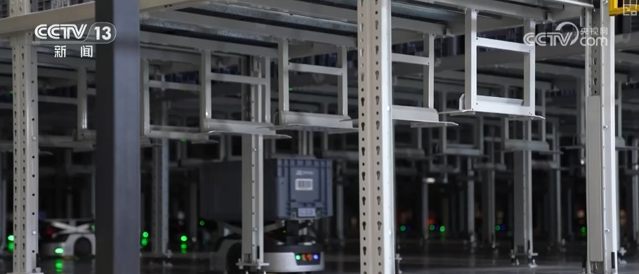 春节“不打烊”年货包裹奔赴千家万户 “机器集群+AI”精准配货省时效