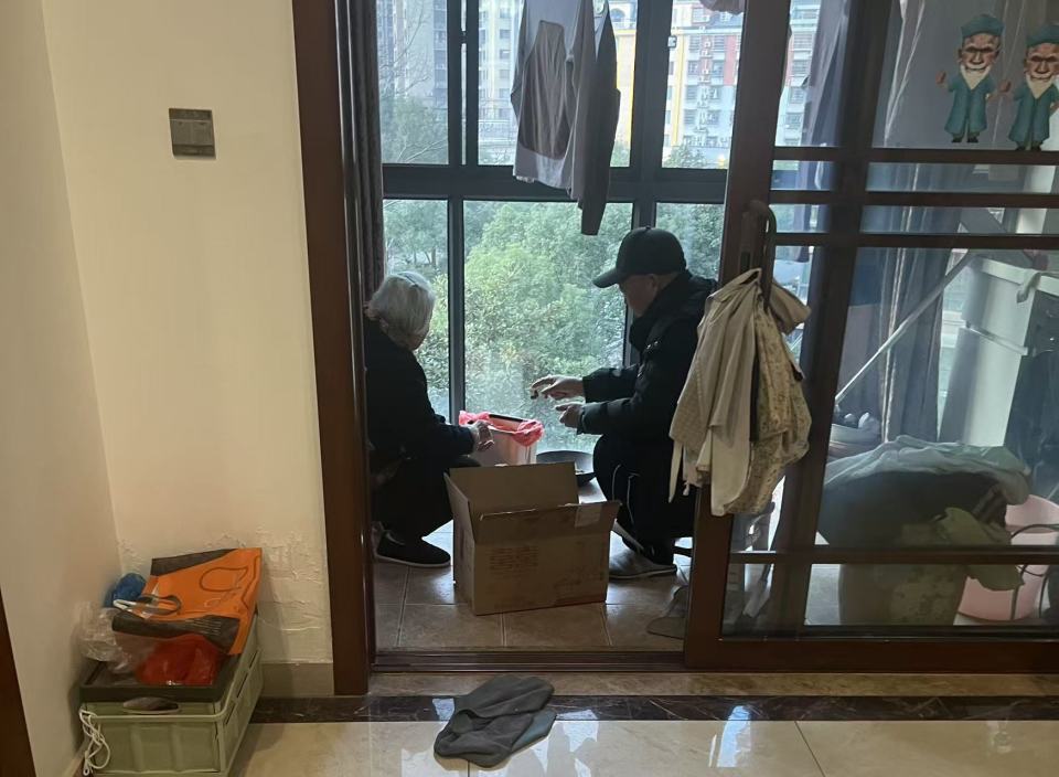 新春走基层丨送给妈妈的一只手镯,圈住长沙南站驶出的爱与团圆 新春走基层丨送给妈妈的一只手镯,圈住长沙南站驶出的爱与团圆