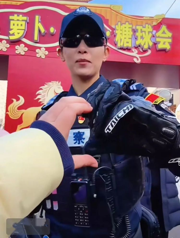 全网刷屏!青岛“181女警”火了!“因为我身高181,所以代号181” 全网刷屏!青岛“181女警”火了!“因为我身高181,所以代号181”