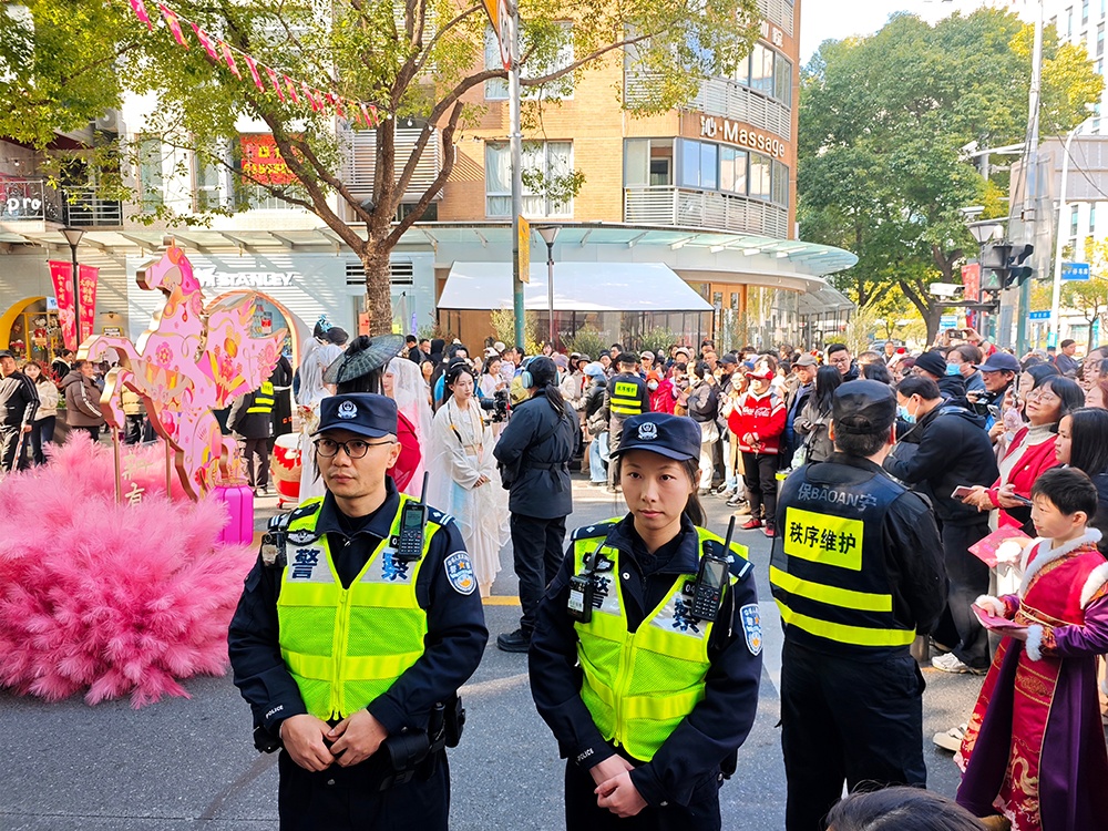 春节假期上海景点迎大客流,警方“一点一方案”保障平稳有序 春节假期上海景点迎大客流,警方“一点一方案”保障平稳有序