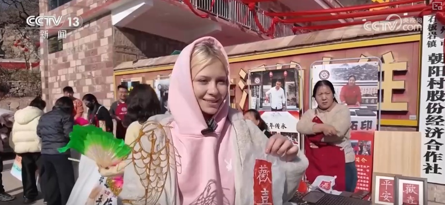 拓印、剪纸、糖画“圈粉”外籍游客 沉浸式感受传统文化体验喜庆中国年 拓印、剪纸、糖画“圈粉”外籍游客 沉浸式感受传统文化体验喜庆中国年