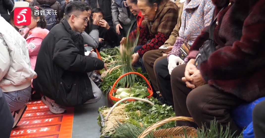 是火车也是超市!贵州这列“村”火车,即使车程7小时,沿途村民补票都要抢着上→ 是火车也是超市!贵州这列“村”火车,即使车程7小时,沿途村民补票都要抢着上→