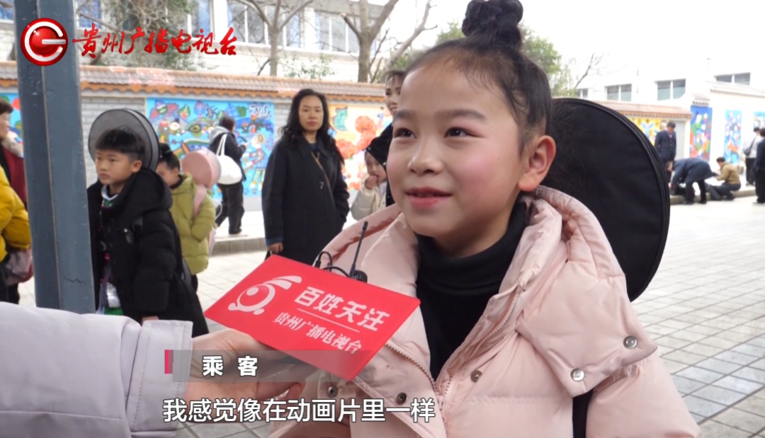 是火车也是超市!贵州这列“村”火车,即使车程7小时,沿途村民补票都要抢着上→ 是火车也是超市!贵州这列“村”火车,即使车程7小时,沿途村民补票都要抢着上→