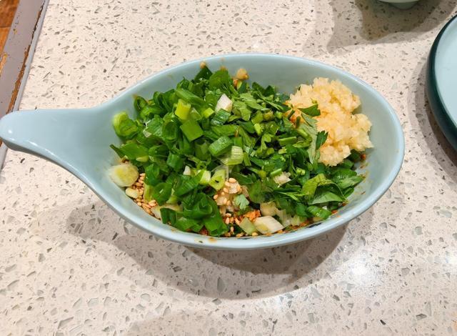 北京麻酱VS川渝油碟VS云贵蘸水，到底哪里的火锅蘸料最好吃？