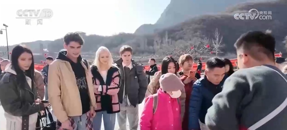 拓印、剪纸、糖画“圈粉”外籍游客 沉浸式感受传统文化体验喜庆中国年 拓印、剪纸、糖画“圈粉”外籍游客 沉浸式感受传统文化体验喜庆中国年