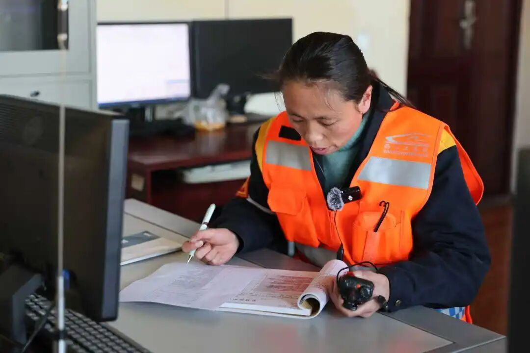 铁路夫妻用对讲机通话超十万次，说得最多的是这两个字……