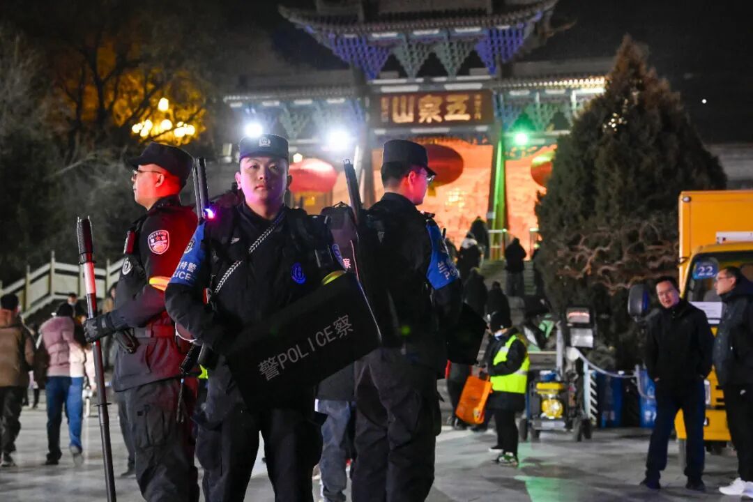 新春走基层|“人从众叕”模式开启,看他们“硬控”全场! 新春走基层|“人从众叕”模式开启,看他们“硬控”全场!